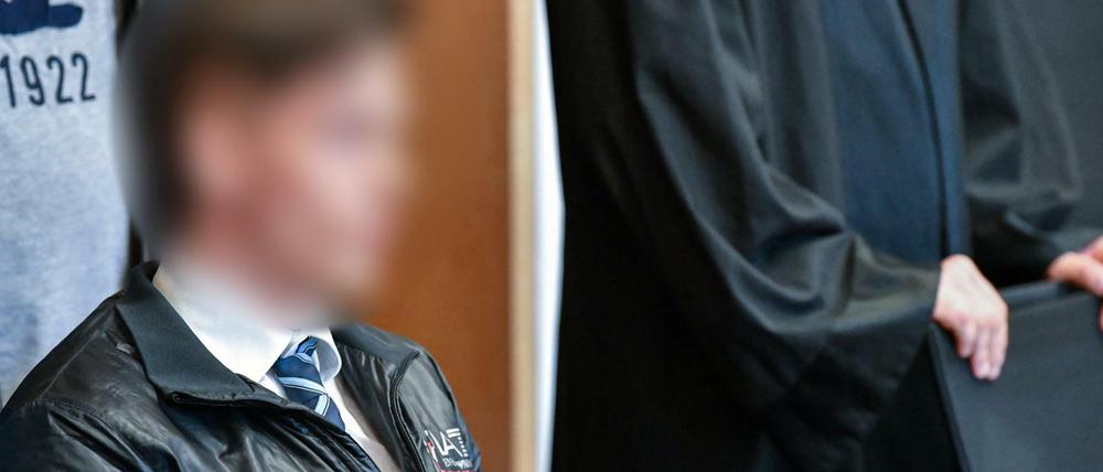 Der Angeklagte Jan G. sitzt zum Prozessauftakt wegen dreifachen Mordes in einem Verhandlungssaal des Landgerichtes in Frankfurt (Oder). 