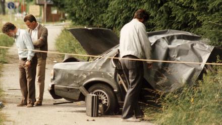 Kriminalbeamte auf Spurensuche. 1986 jagt die RAF in Straßlach bei München das Siemens-Vorstandsmitglied Karl Heinz Beckurts und seinen Fahrer mit einer Bombe in die Luft. Die Täter sind bis heute unbekannt.