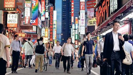  Japans Wirtschaft wächst derzeit auch deshalb so stark, weil die Menschen wieder mehr Geld ausgeben. 