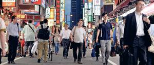  Japans Wirtschaft wächst derzeit auch deshalb so stark, weil die Menschen wieder mehr Geld ausgeben. 