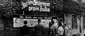 Ein Werbekasten für das Nazi-Hetzblatt "Der Stürmer".