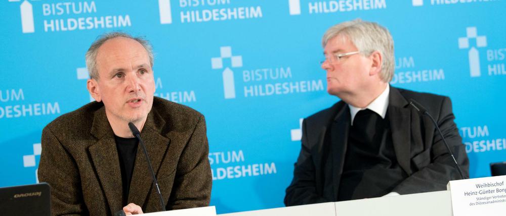 Gutachter Peter Mosser vom Institut für Praxisforschung und Projektberatung und Weihbischof Heinz-Günter Bongartz bei der Vorstellung eines Gutachten in Hildesheim. 