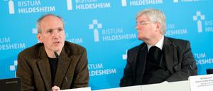 Gutachter Peter Mosser vom Institut für Praxisforschung und Projektberatung und Weihbischof Heinz-Günter Bongartz bei der Vorstellung eines Gutachten in Hildesheim.