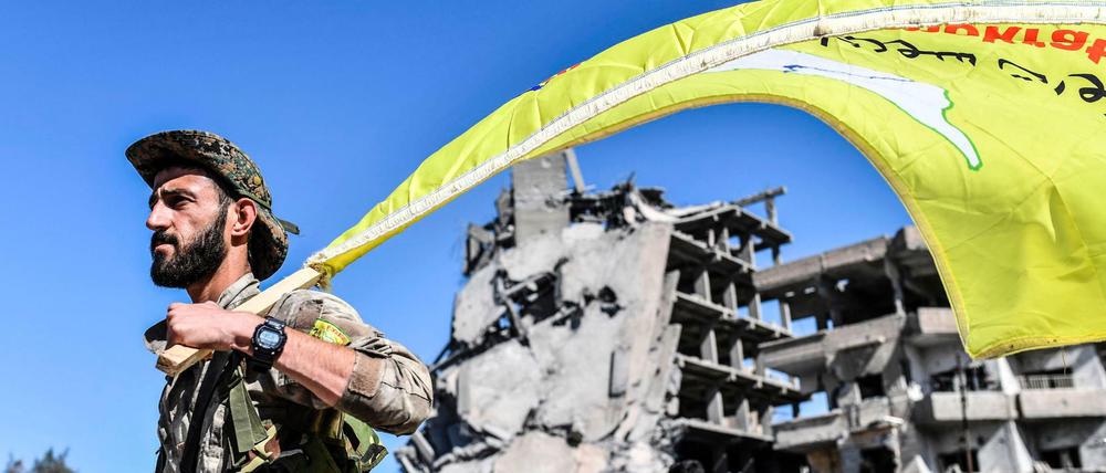 Ein Sieg über den Terror. Kämpfer der Syrischen Demokratischen Kräfte Democratic Forces feiern die Rückeroberung Rakkas.