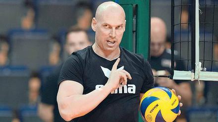 Luke Reynolds, 32, ist seit dieser Saison der neue Trainer der BR Volleys. Der Australier steht an diesem Mittwoch (19.30 Uhr/Max-Schmeling-Halle) gegen den Bundesliga-Konkurrenten Herrsching bei seinem ersten Heimspiel an der Seitenlinie. 