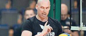 Luke Reynolds, 32, ist seit dieser Saison der neue Trainer der BR Volleys. Der Australier steht an diesem Mittwoch (19.30 Uhr/Max-Schmeling-Halle) gegen den Bundesliga-Konkurrenten Herrsching bei seinem ersten Heimspiel an der Seitenlinie.