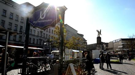 Mit 120 Beamten war die Polizei am Mittwoch am Hermannplatz in Berlin-Neukölln im Einsatz.