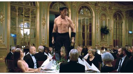 Szene aus "The Square": Der russische Aktionskünstler Oleg (Terry Notary) crasht mit seiner Affenperformance das Gala-Dinner. 
