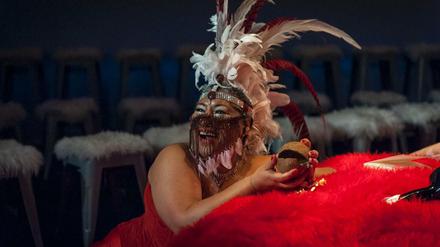 Lust an Maskerade. Eine Szene aus "Blutsbrüder".