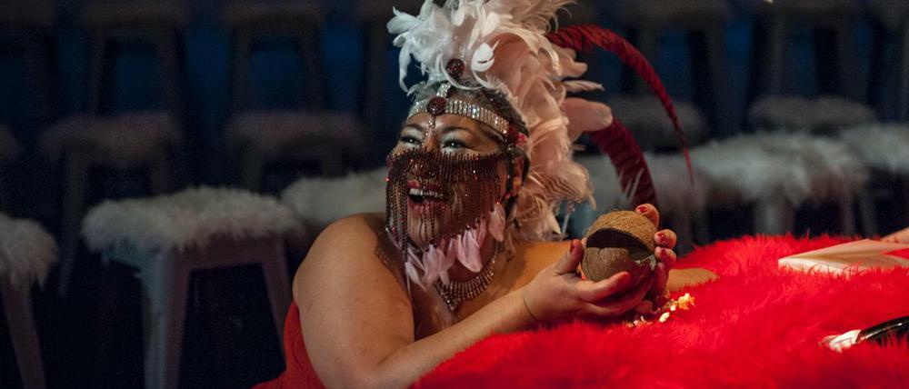 Lust an Maskerade. Eine Szene aus "Blutsbrüder".