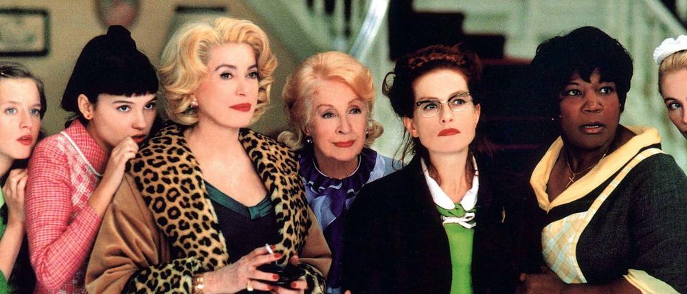 "8 Frauen". Danielle Darrieux in der Mitte mit den Schauspielerinnen Ludivine Sagnier, Virginie Ledoyen, Catherine Deneuve zu ihrer Linken (v.l.) und D Isabelle Huppert, Firmine Richard und Emmanuelle Beart zu ihrer Rechten (v.l.).