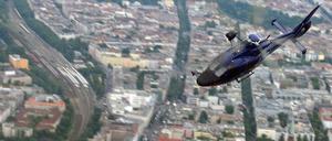 Ein Hubschrauber vom Typ EC155 der Bundespolizei fliegt über Berlin.