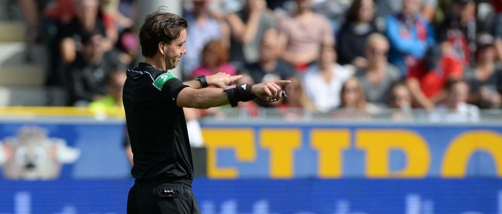 Der Berliner Manuel Gräfe pfeift seit 2004 in der Bundesliga.