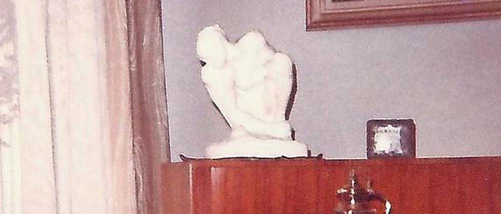 Aufnahme aus Cornelius Gurlitts Wohnung, vermutlich München, Jahr unbekannt. Auf der Kommode steht Rodins Kauernde.