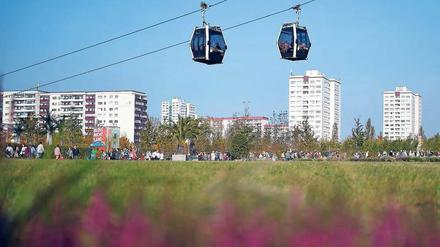 Die IGA in Marzahn wird abgebaut – und hinterlässt dauerhaft den Kienbergpark, über den auch im nächsten Jahr die Seilbahn schwebt.