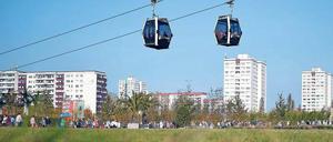 Die IGA in Marzahn wird abgebaut – und hinterlässt dauerhaft den Kienbergpark, über den auch im nächsten Jahr die Seilbahn schwebt.