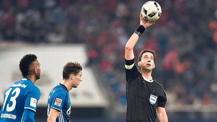 Schiedsrichter Manuel Gräfe beklagt sich schon lange über die Methoden beim DFB.