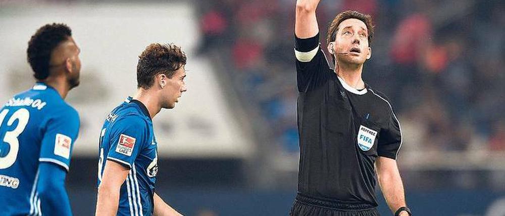 Schiedsrichter Manuel Gräfe beklagt sich schon lange über die Methoden beim DFB.