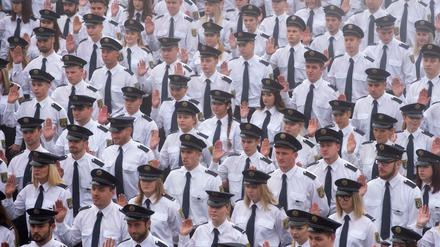 Junge Polizisten leisten am 18.10.2017 in Aschersleben (Sachsen-Anhalt) in der Fachhochschule der Polizei ihren Eid. 