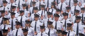 Junge Polizisten leisten am 18.10.2017 in Aschersleben (Sachsen-Anhalt) in der Fachhochschule der Polizei ihren Eid. 