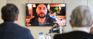 Pressekonferenz in der Oper Stuttgart, mit einem Ausschnitt aus dem noch nicht fertiggestellten Dokumentarfilm "Der Fall Serebrennikow". Am Sonntag hat seine Inszenierung von "Hänsel und Gretel" Premiere, die in Abwesenheit des unter Hausarrest stehenden Regisseurs gezeigt wird.