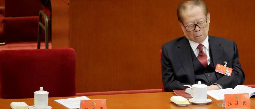 Der 91 Jahre alte Jiang Zemin lässt die dreieinhalbstündige Rede Xi Jinpings auf sich wirken.