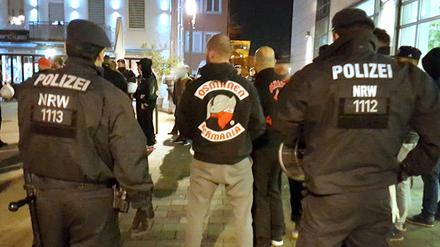 Polizeibeamte beobachten 2016 in Neuss (Nordrhein-Westfalen) ein Treffen der türkischstämmigen Rockergruppe "Osmanen Germania".