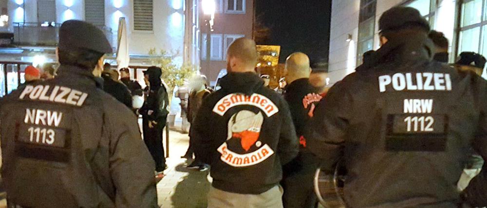 Polizeibeamte beobachten 2016 in Neuss (Nordrhein-Westfalen) ein Treffen der türkischstämmigen Rockergruppe "Osmanen Germania".