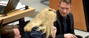 Die Berliner Abgeordneten Karsten Woldeit (l-r), Kristin Brinker und Ronald Gläser (alle AfD) nehmen am 19.10.2017 in Berlin an der 16. Sitzung des Berliner Abgeordnetenhauses teil. Unter anderem wird bei der aktuellen Stunde zum Thema Linksextremismus gesprochen. 