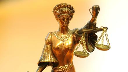 Justitia hat es in Berlin bisweilen schwer - es fehlt das Personal.