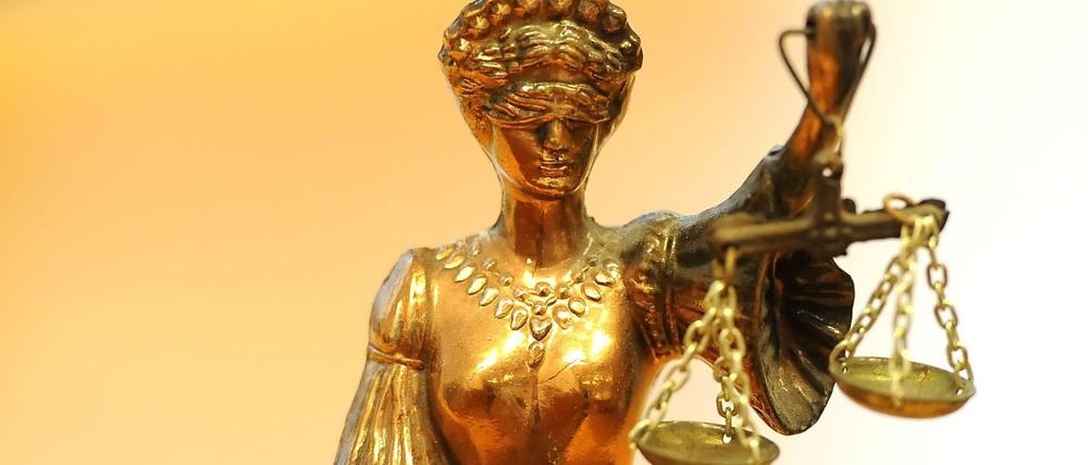 Justitia hat es in Berlin bisweilen schwer - es fehlt das Personal.
