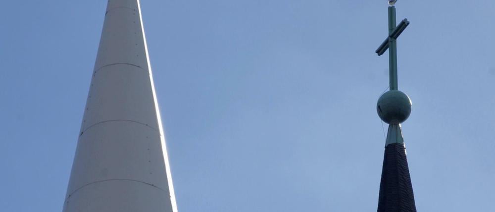 Nebeneinander, gegeneinander, miteinander? Ein Minarett und ein Kirchturm in Mannheim.