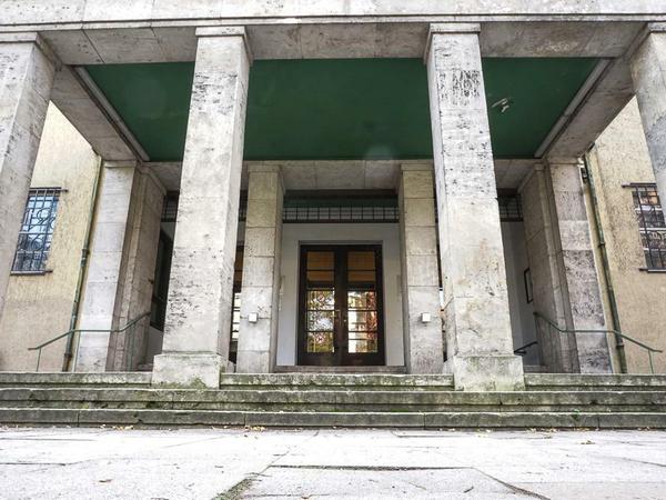 Der Eingang des Rathaus Zehlendorfs: Dem Gebäude täte eine Sanierung und energetische Modernisierung gut - für Mieter bedeuten diese Maßnahmen oft deutliche Mieterhöhungen.