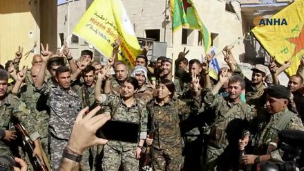 Dieses Videostandbild der Nachrichtenagentur Hawar zeigt Kämpfer der Syrischen Demokratischen Kräfte (SDF) in Rakka nach dem Sieg über den IS.
