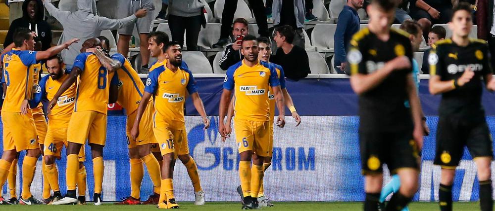 Nikosias Spieler feiern den Führungstreffer gegen Dortmund.