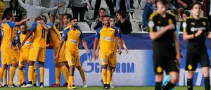 Nikosias Spieler feiern den Führungstreffer gegen Dortmund.