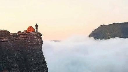 Über den Wolken. Der Instagram-Account "youdidnotsleepthere" sammelt Fotos von extravaganten Schlafplätzen - wie dieser des australischen Fotografen Ben Leo Davis. 