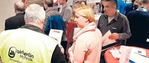 Kontaktversuche. Hier bei einer ersten Jobmesse im Anfang Oktober 2017, wo sich Privatunternehmen bei Air Berlin den Mitarbeitern präsentiert haben.