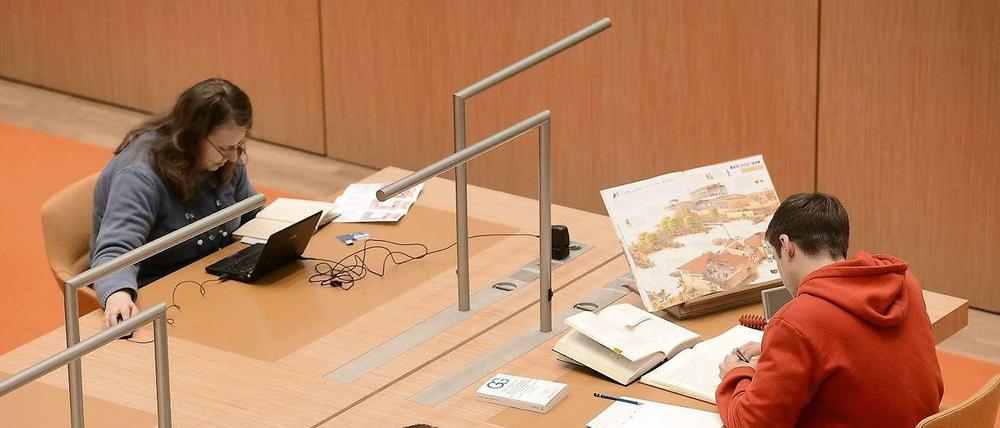 Konzentration. Das digitale Zeitalter erhöht die Chance auf ungestörte Ruhe in der Bibliothek. Wer online an Informationen kommt, kann sich noch besser auf seine Arbeit konzentrieren. 