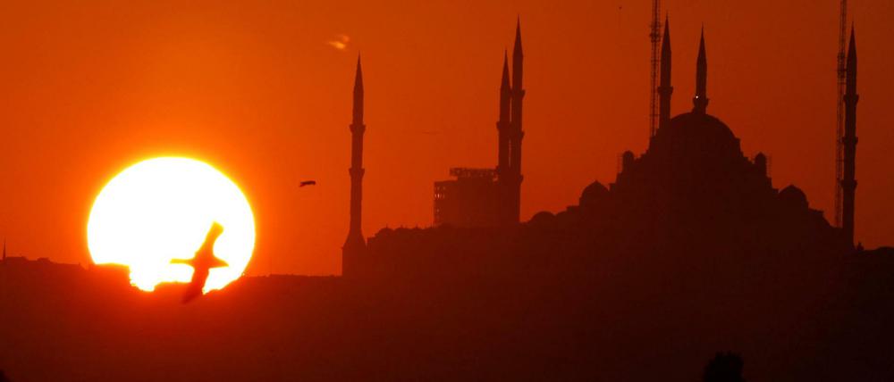 Brücke zwischen Europa und Asien: Die Sonne geht auf über Istanbul.