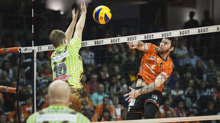 Volle Pulle. Steven Marshall von den Volleys (rechts), Tom Strohbach von Herrsching versucht zu blocken. 