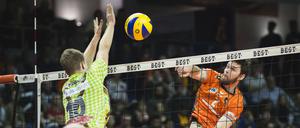 Volle Pulle. Steven Marshall von den Volleys (rechts), Tom Strohbach von Herrsching versucht zu blocken.