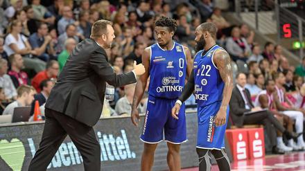 Das Engagement stimmt: Rockets-Trainer Ivan Pavic stimmt seine Guards Retin Obasohan (Mitte) und Darrel Mitchell (rechts) ein.