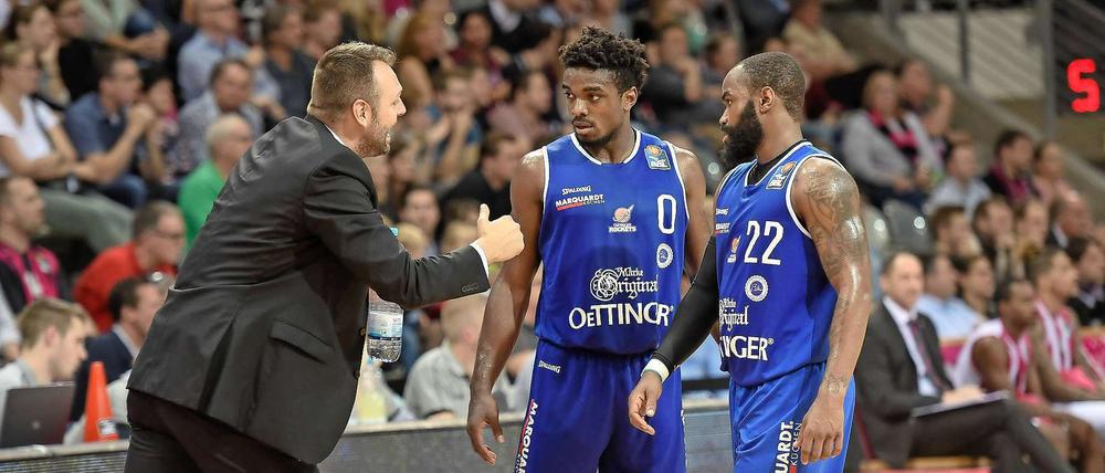 Das Engagement stimmt: Rockets-Trainer Ivan Pavic stimmt seine Guards Retin Obasohan (Mitte) und Darrel Mitchell (rechts) ein.