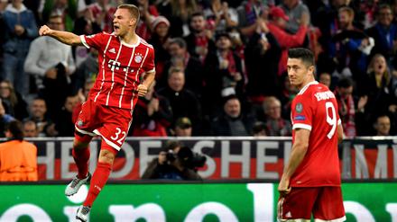 Jubeln ist wieder Alltagsgeschäft. Torschütze Joshua Kimmich (l) und Robert Lewandowski. 