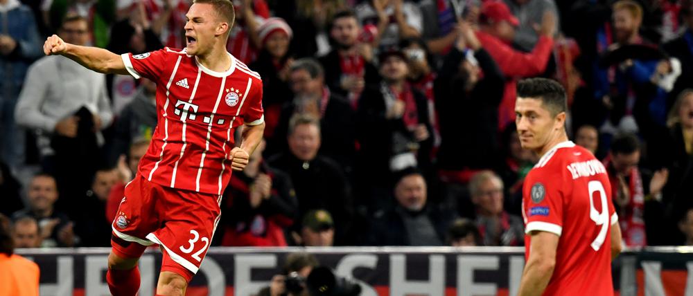 Jubeln ist wieder Alltagsgeschäft. Torschütze Joshua Kimmich (l) und Robert Lewandowski. 