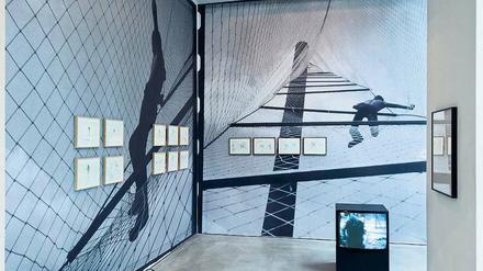 Abriss und Aufbruch. Blick in die Ausstellung der Galerie, die das Werk von Gordon Matta-Clark zu einer großen Gesamtinstallation macht. 