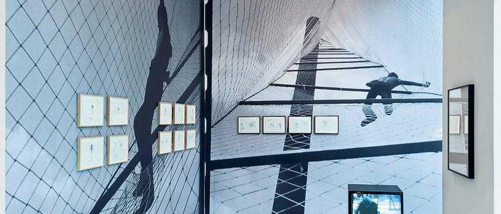 Abriss und Aufbruch. Blick in die Ausstellung der Galerie, die das Werk von Gordon Matta-Clark zu einer großen Gesamtinstallation macht. 