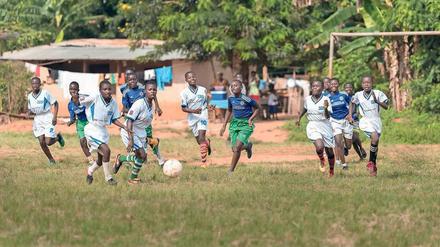 Wilde Jagd nach dem Ball. Ein Projekt fördert Mädchenfußball in Ghana.