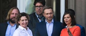 Teile der Verhandlungsdelegation von Grünen und FDP am 19.10.2017 beim Treffen zur Vorbereitung auf den Start der Jamaika-Sondierungsverhandlungen. 
